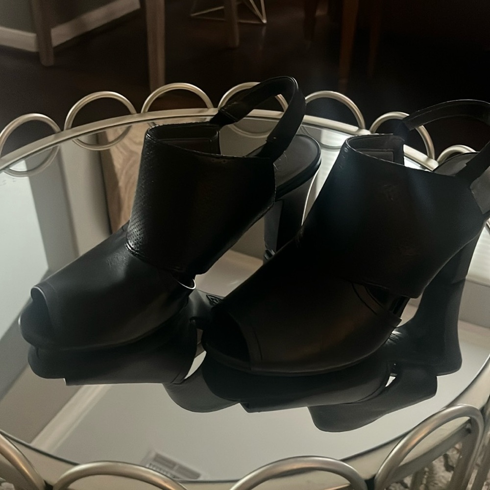 Women’s size 7.5 Life Stride Simply Comfort black peep toe.  New in box